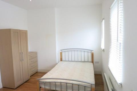 Studio to rent, Holloway Road, London N7