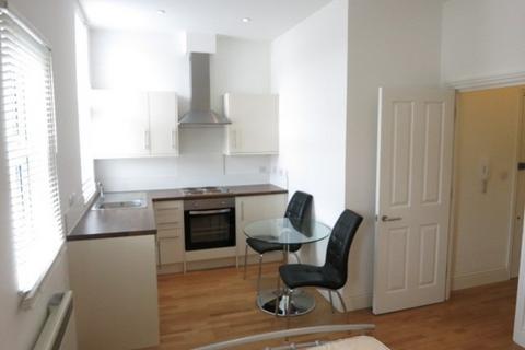 Studio to rent, Holloway Road, London N7