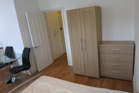 Studio to rent, Holloway Road, London N7