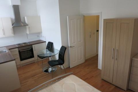 Studio to rent, Holloway Road, London N7