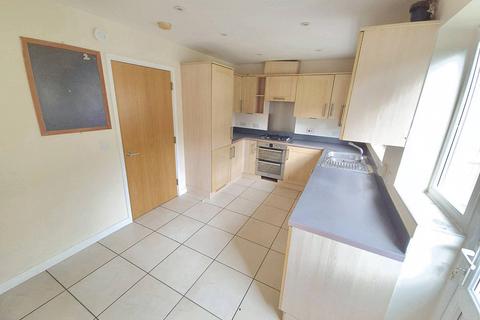 4 bedroom townhouse to rent, Tadros Court, High Wycombe HP13