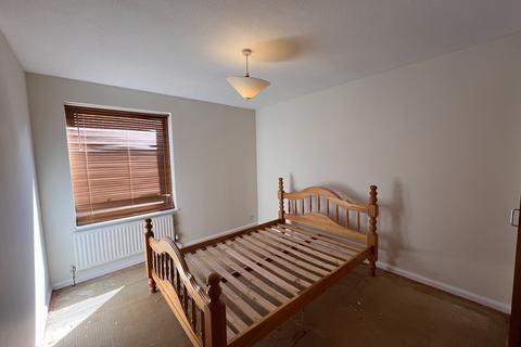 1 bedroom ground floor flat to rent, The Oaks, Staines, TW18 4SH