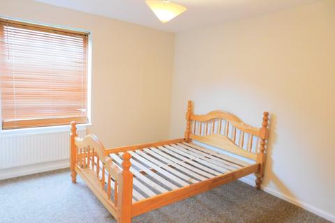 1 bedroom ground floor flat to rent, The Oaks, Staines, TW18 4SH