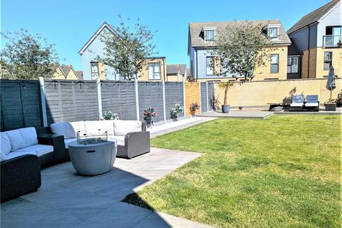 4 bedroom semi-detached house for sale, Westerly Way, St. Marys Island, Chatham