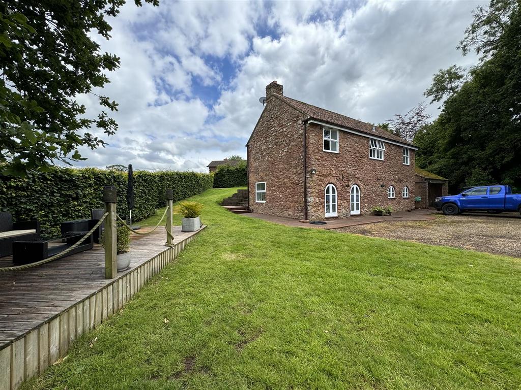 Taunton 3 bed detached house to rent £1,400 pcm (£323 pw)