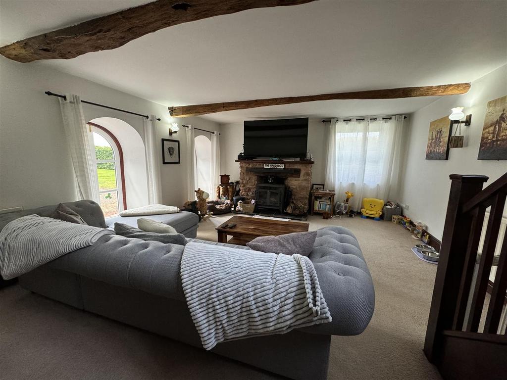 Taunton 3 bed detached house to rent £1,400 pcm (£323 pw)