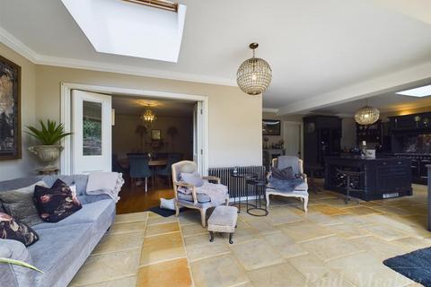 5 Crest Road, South Croydon, CR2 7JR
