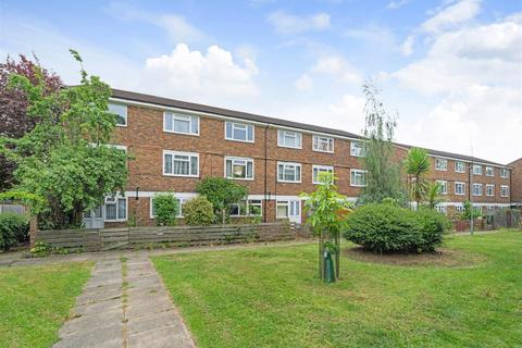 3 bedroom maisonette to rent, Constantine House, Abbess Close, SW2