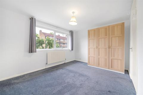 3 bedroom maisonette to rent, Constantine House, Abbess Close, SW2
