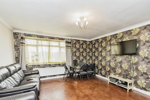 2 bedroom flat for sale, Harcourt Road, Bushey WD23