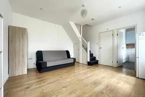 2 bedroom terraced house to rent, Avondale Avenue, LONDON