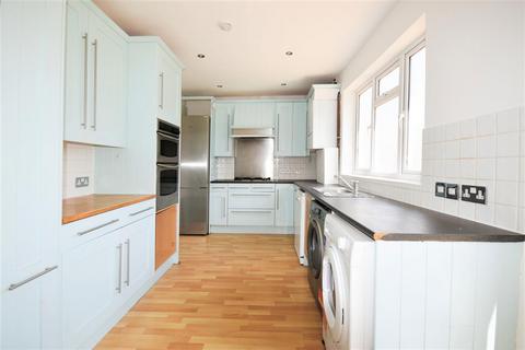 3 bedroom terraced house to rent, Birch Close, Brentford