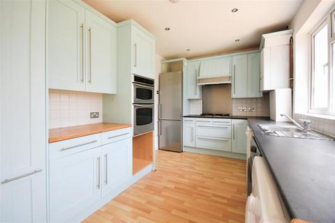 3 bedroom terraced house to rent, Birch Close, Brentford