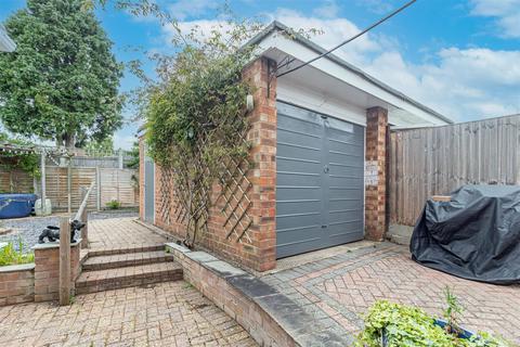 2 bedroom bungalow for sale, The Spinney, Worcester