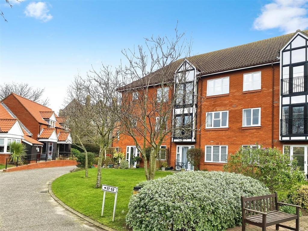 Ashdown Court, Cromer 2 bed apartment to rent £850 pcm (£196 pw)