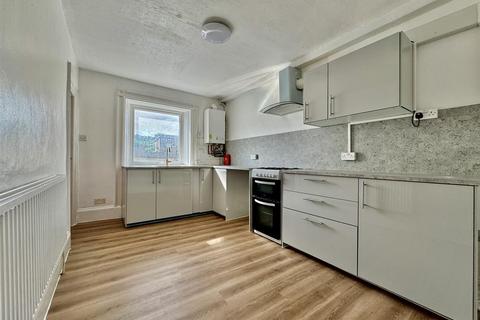 2 bedroom flat to rent, Lockwood Road, Huddersfield