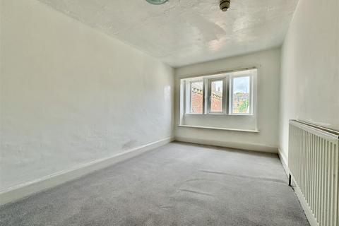 2 bedroom flat to rent, Lockwood Road, Huddersfield
