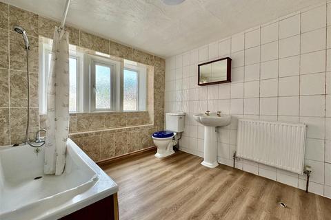 2 bedroom flat to rent, Lockwood Road, Huddersfield