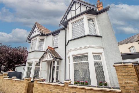 3 bedroom detached house for sale, Wenham Drive, Westcliff-on-Sea SS0