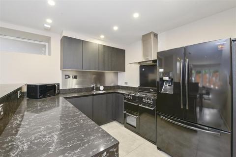 2 bedroom apartment to rent, Lyndhurst Road, Hampstead NW3