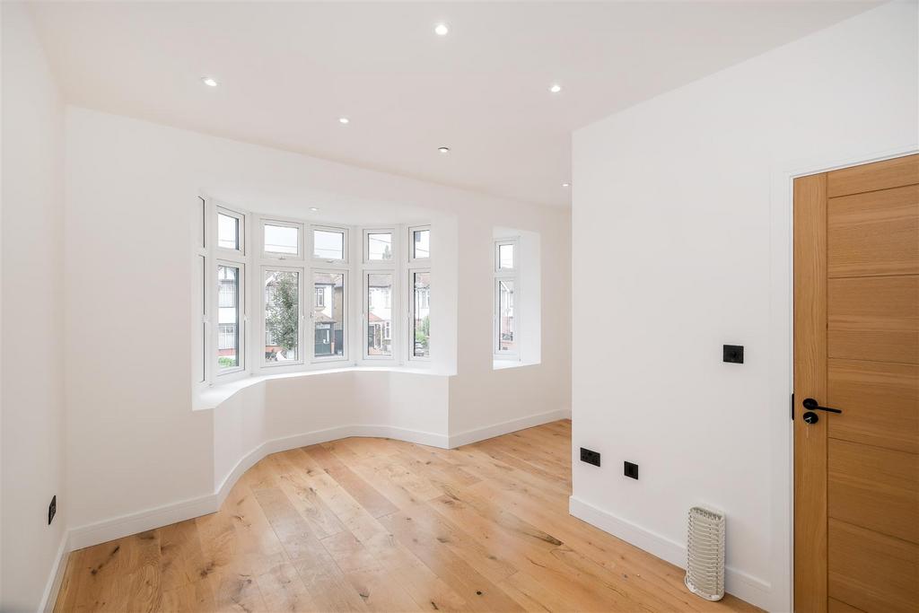 242a St Barnabas Road Ig8-15.jpg