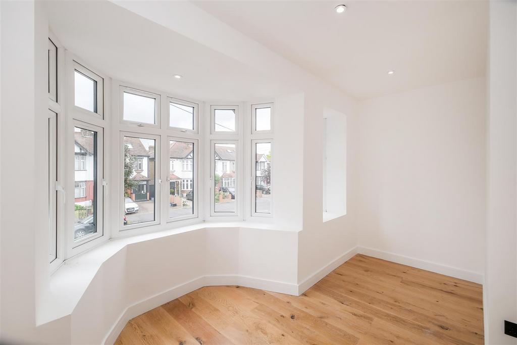 242a St Barnabas Road Ig8-16.jpg