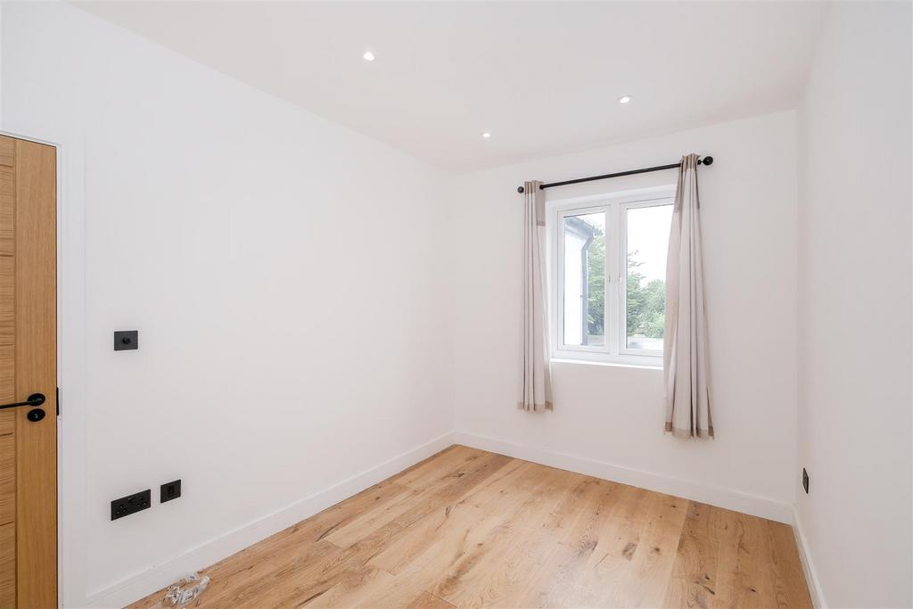 242a St Barnabas Road Ig8-12.jpg