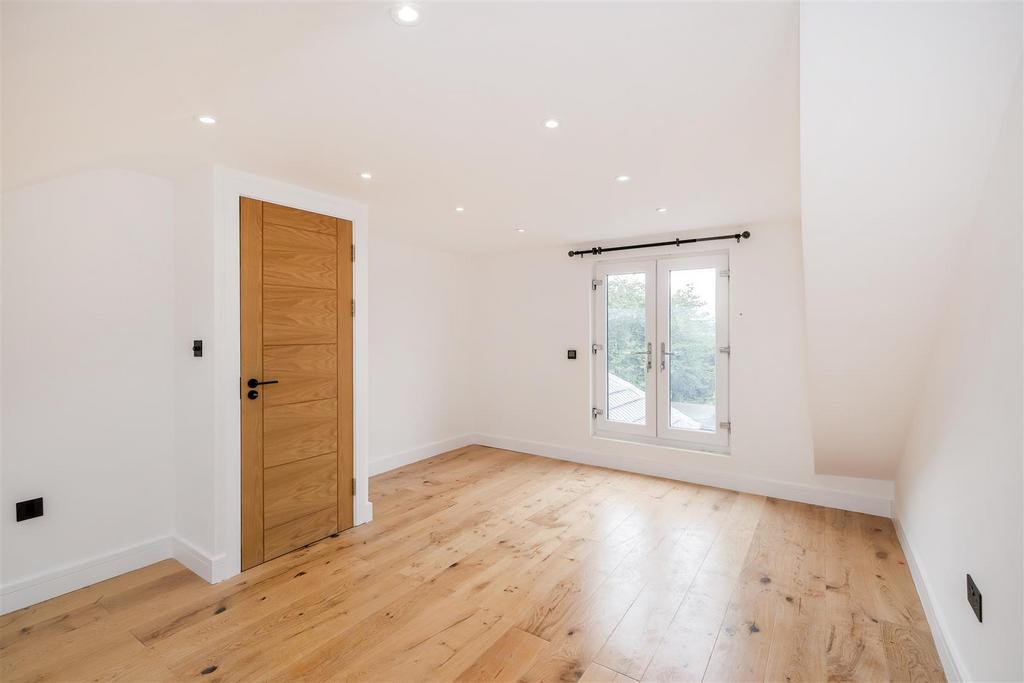 242a St Barnabas Road Ig8-22.jpg
