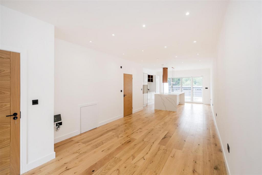 242a St Barnabas Road Ig8-3.jpg
