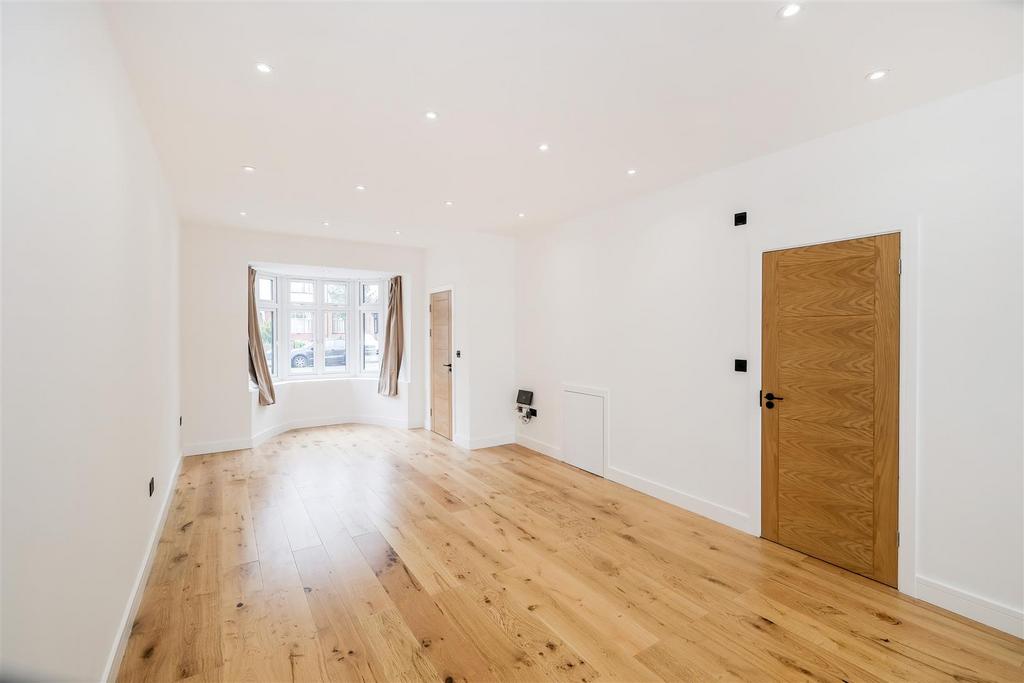 242a St Barnabas Road Ig8-6.jpg