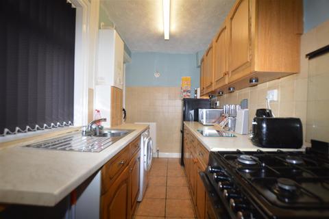 2 bedroom terraced house to rent, Bradford Road, Oakenshaw, Bradford