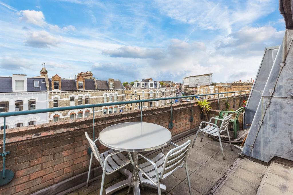 Chesilton Road, Fulham 4 bed flat to rent £4,500 pcm (£1,038 pw)