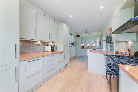 42 Pine Walk, Banstead, SM7 3PY