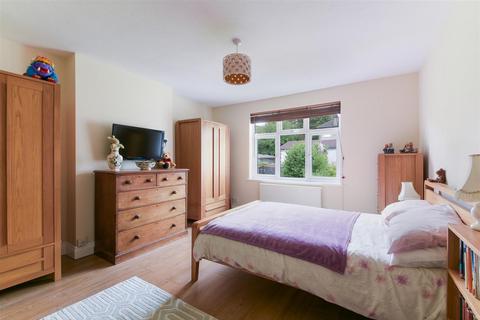 42 Pine Walk, Banstead, SM7 3PY