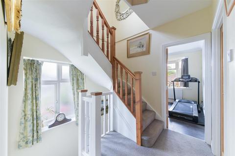 42 Pine Walk, Banstead, SM7 3PY