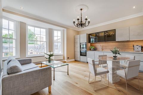 2 bedroom flat for sale, Parkland Gardens, London