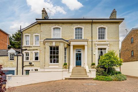 2 bedroom flat for sale, Parkland Gardens, London