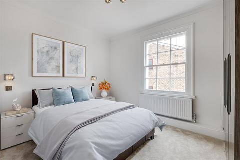 2 bedroom flat for sale, Parkland Gardens, London