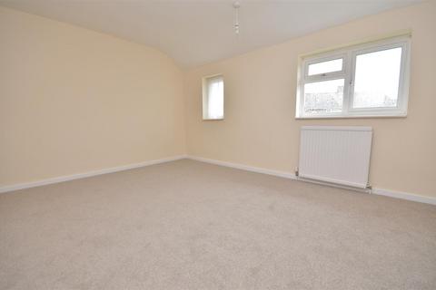 2 bedroom semi-detached house to rent, Eastcott Close, Luton