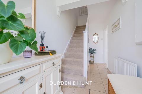 11 Bushfields, Loughton, IG10 3JT