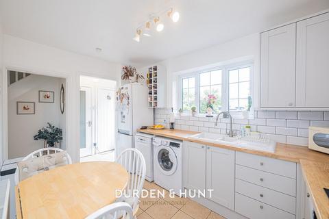11 Bushfields, Loughton, IG10 3JT