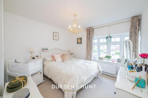 11 Bushfields, Loughton, IG10 3JT