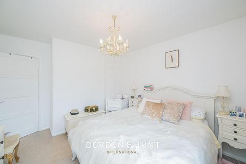 11 Bushfields, Loughton, IG10 3JT