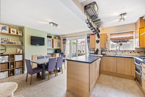 17 Lyndhurst Road, Reigate, RH2 8JW