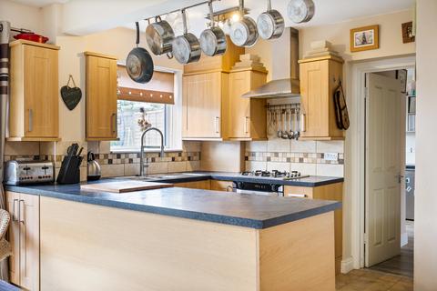 17 Lyndhurst Road, Reigate, RH2 8JW