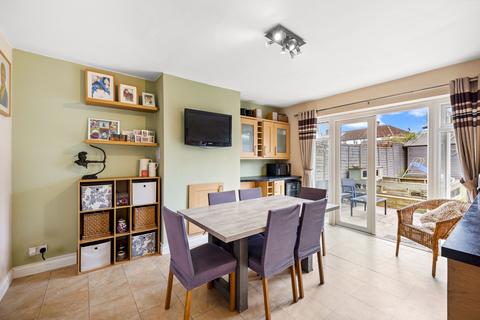 17 Lyndhurst Road, Reigate, RH2 8JW