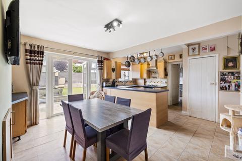 17 Lyndhurst Road, Reigate, RH2 8JW
