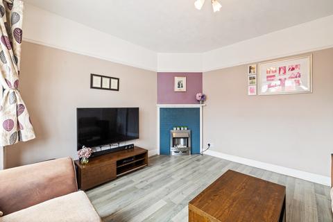 17 Lyndhurst Road, Reigate, RH2 8JW