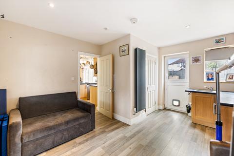 17 Lyndhurst Road, Reigate, RH2 8JW