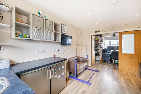 17 Lyndhurst Road, Reigate, RH2 8JW
